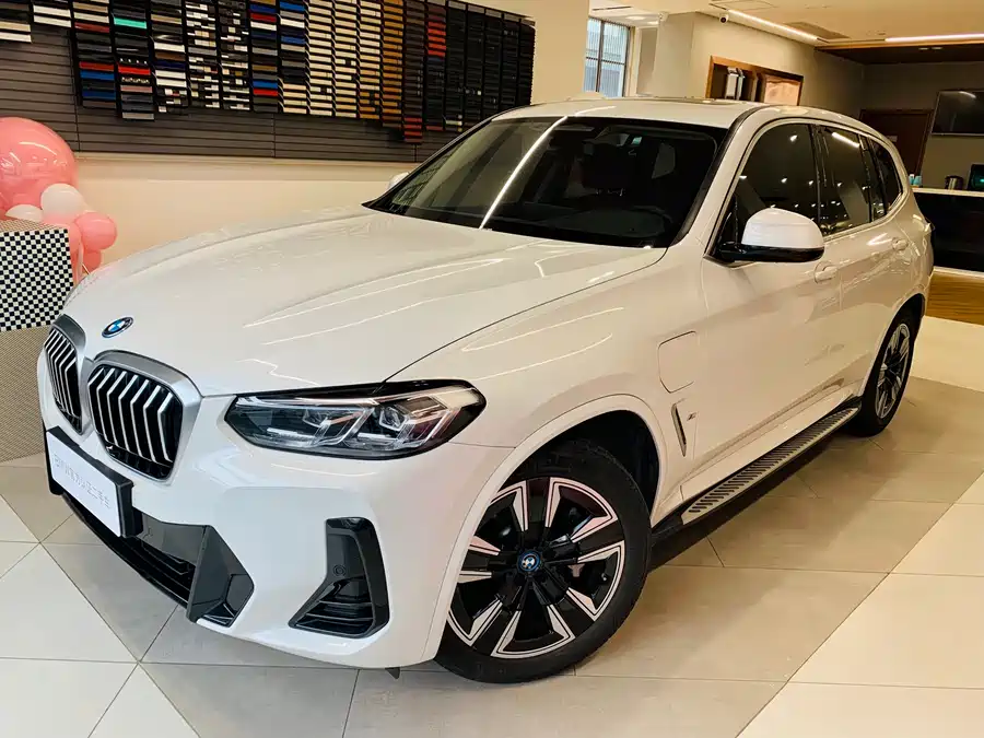 2024 BMW iX3 Leading