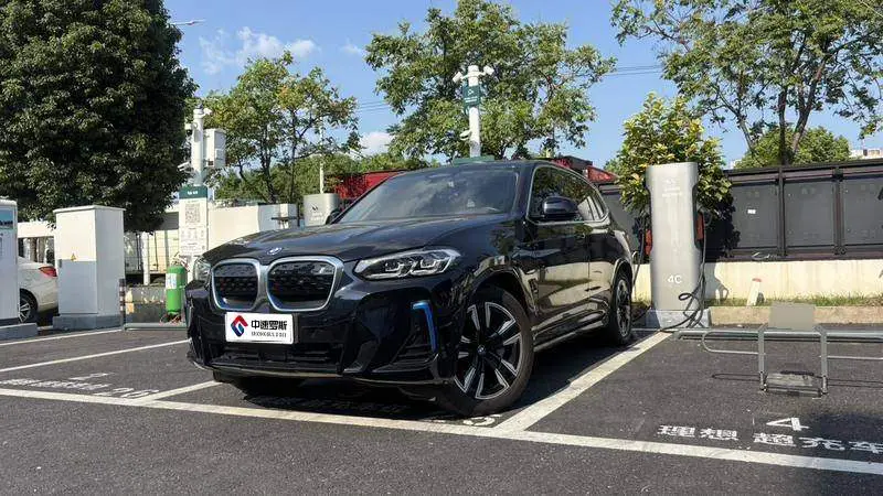 BMW iX3 2022 facelift leading model