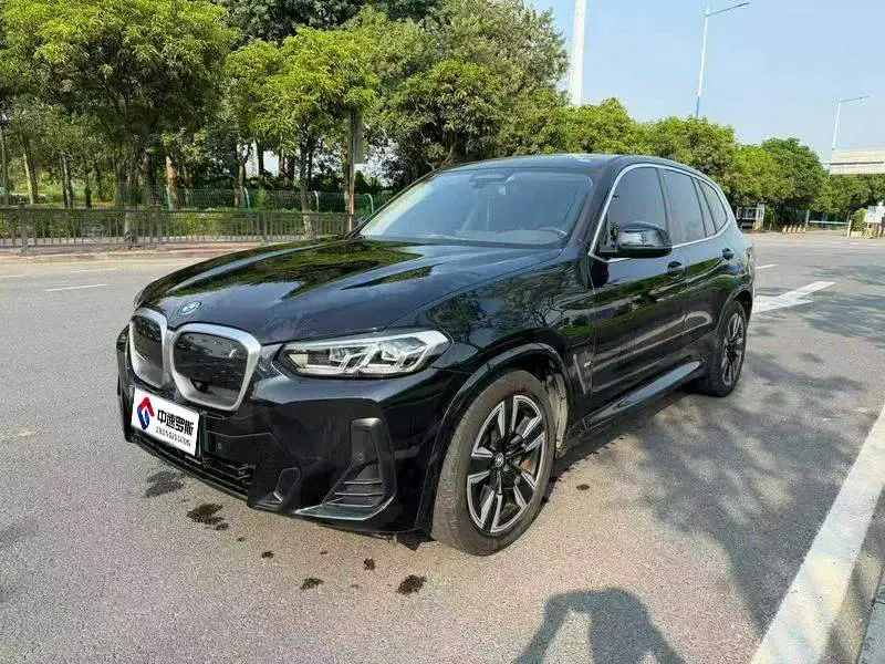BMW iX3 2021 facelift leading model