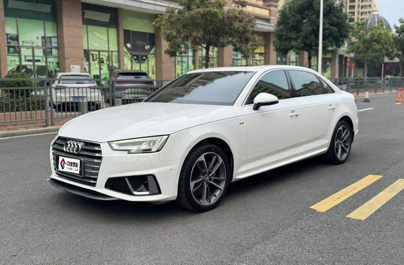 Audi A4L 2019 40 TFSI Fashion National VI