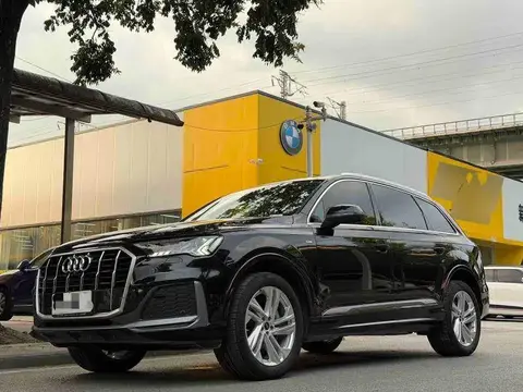 Audi Q7 2023 45 TFSI quattro S line sports model