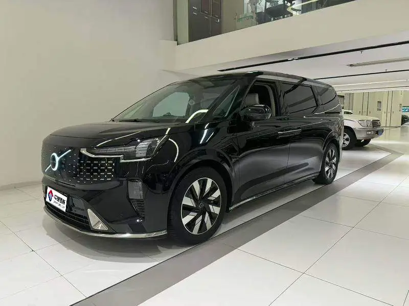 Volvo EM90 2025 Ultra six-seater