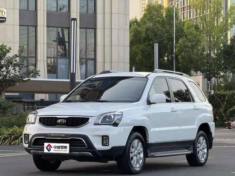 Lion 2013 2.0L Automatic 2WD GL