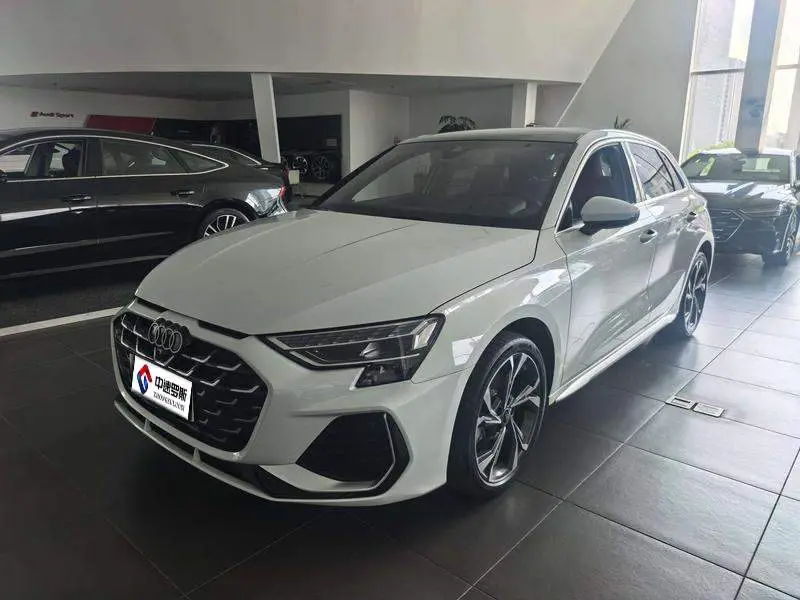 Audi A3 2025 Sportback 35TFSI Flying Spur Premium Edition