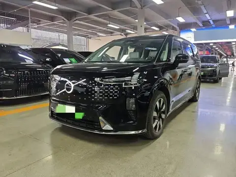 Volvo EM90 2025 Ultra six-seater