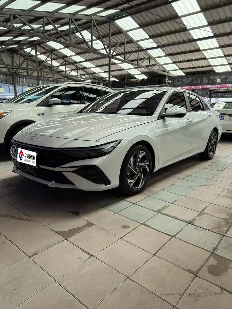 Elantra 2023 1.5L CVT LUX Premium Edition