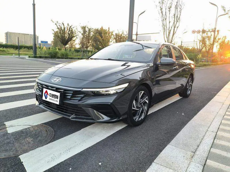 Elantra 2023 1.5L CVT LUX Premium Edition