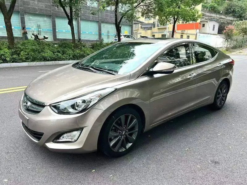 Elantra 2015 1.6L Automatic Leading รุ่น