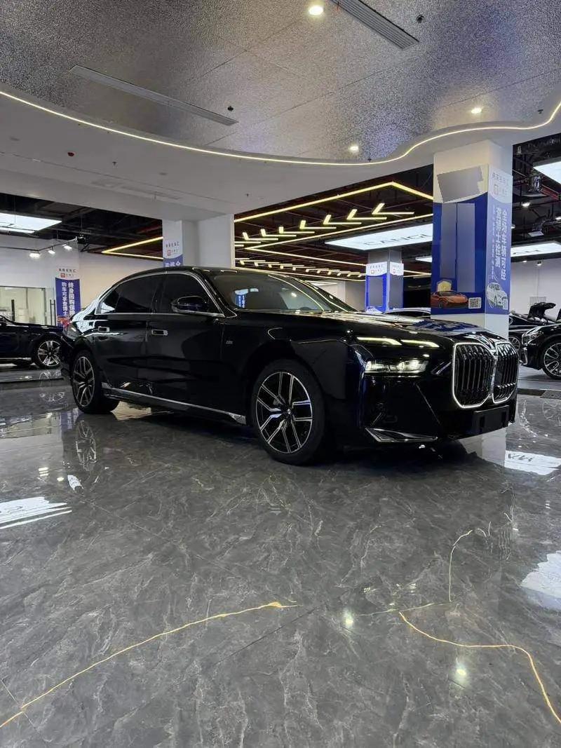 BMW 7 السلسلة 2023 735Li M Sport Package