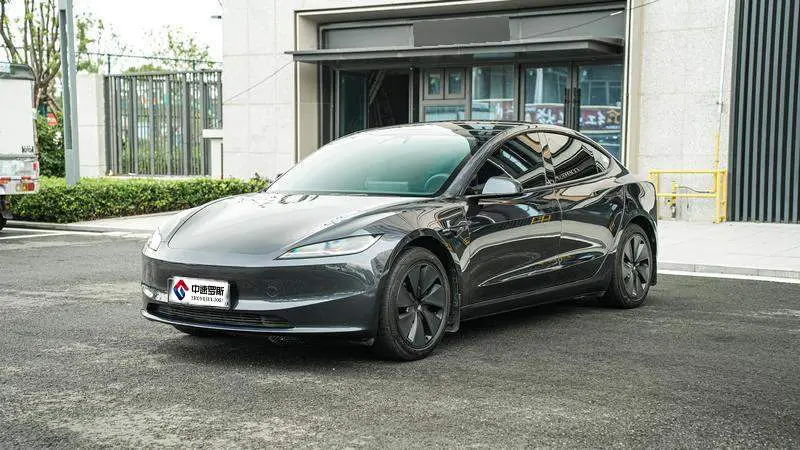 Modelo 3 2025 facelifted rear-wheel drive version