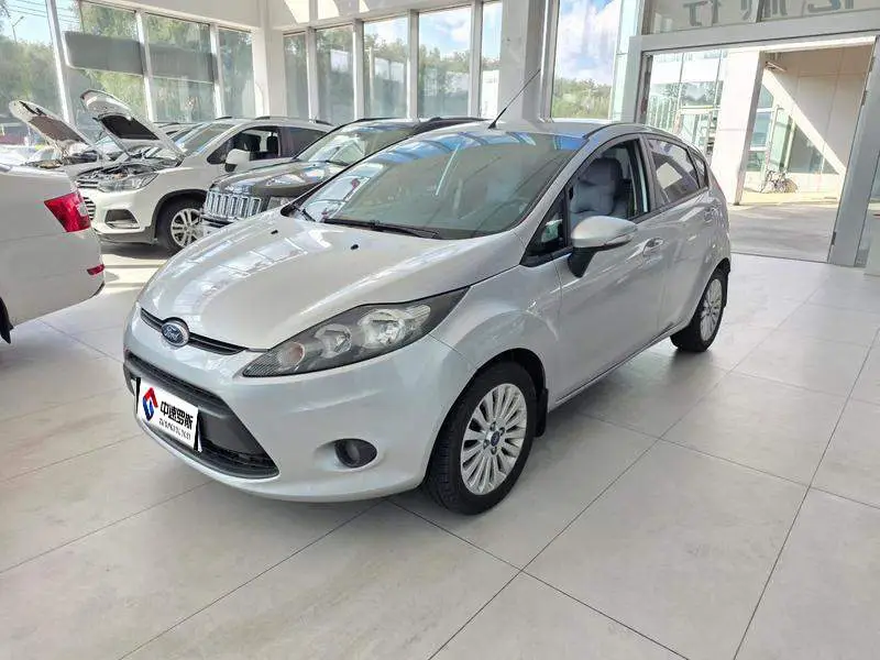 Carnival 2013 Hatchback 1.5L Automatic Fashion الطراز