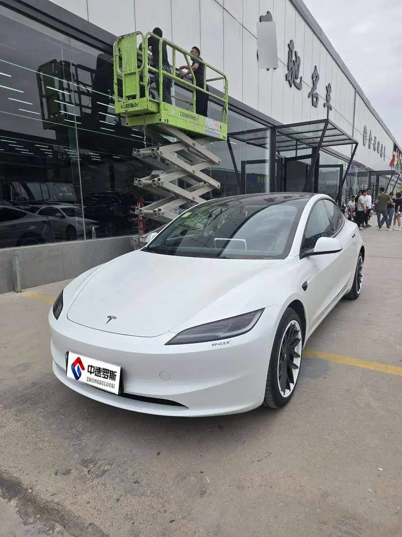 الطراز 3 2025 rear-wheel drive version