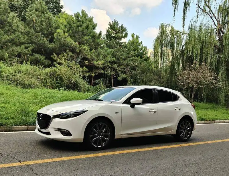 Mazda 3 Angkesaila 2017 Hatchback 2.0L Automatic Luxury National VI