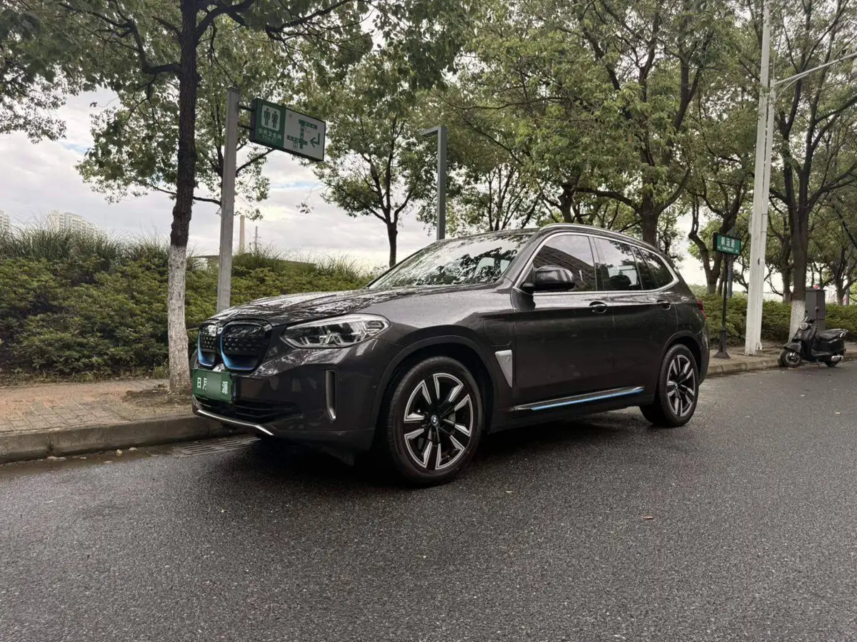 BMW iX3 2021 facelift leading model