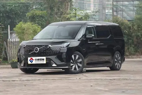 Volvo EM90 2025 Ultra six-seater