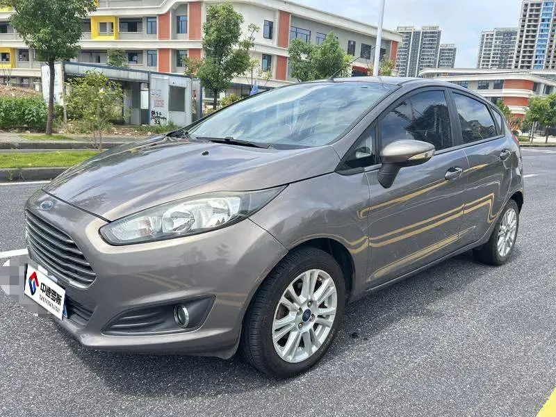Carnival 2013 Hatchback 1.5L Automatic Luxury