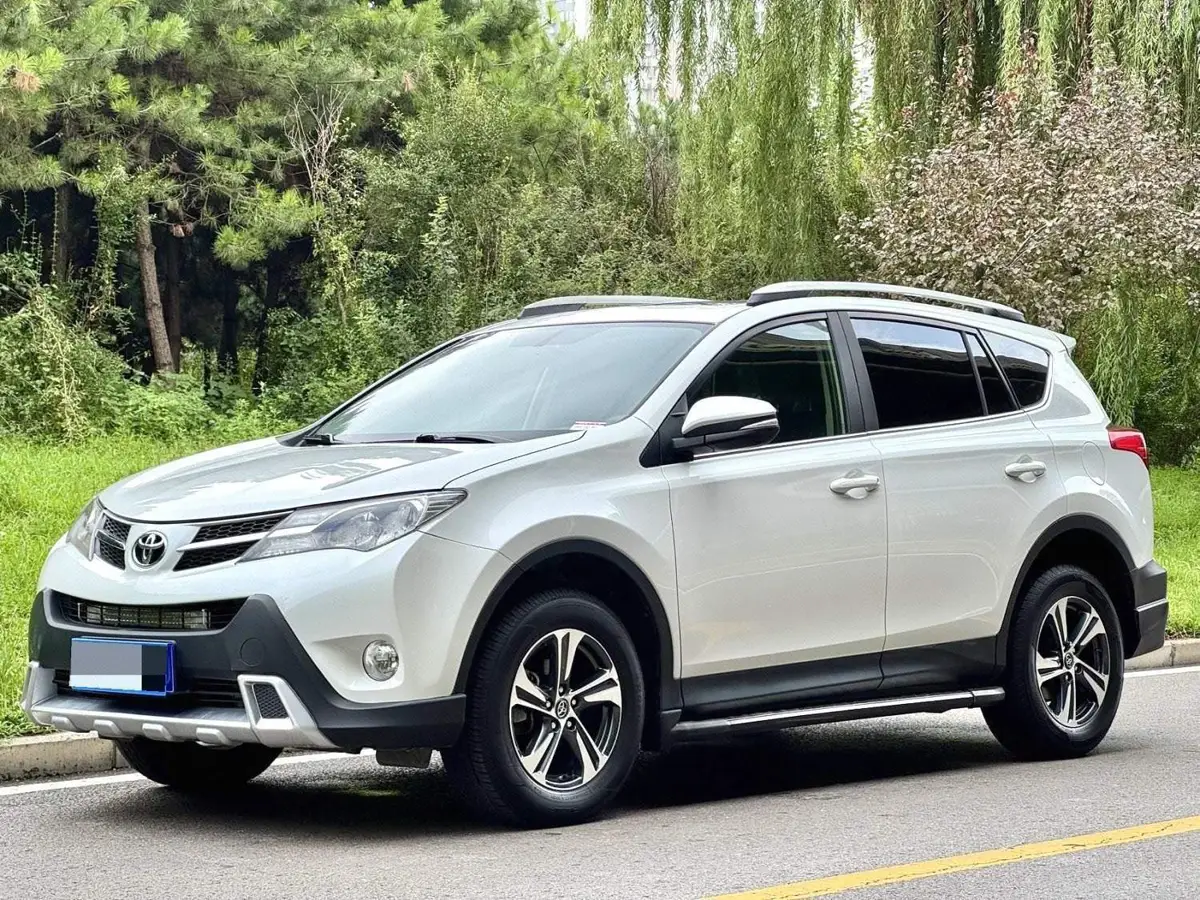 RAV4 Rongfang 2015 2.0L CVT 4WD Fashion Edition
