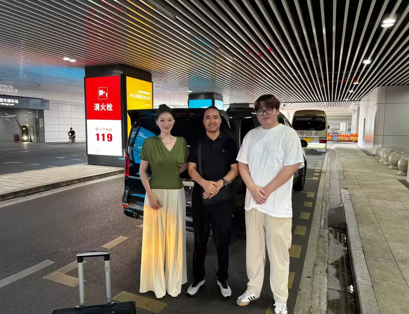 GoldenLane Auto team with buyers at our Hefei office (安徽中速罗斯汽车销售有限公司)