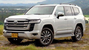 Toyota 2023 Land Cruiser 300 · Black — 30,000 km, USD 75,000