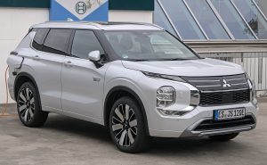 Mitsubishi 2022 Outlander · Black — 55,000 km, USD 18,000